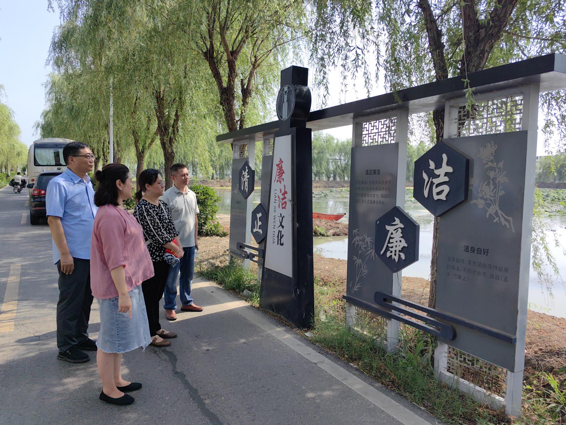观荷悟廉养正气 诵典传家守初心01.jpg