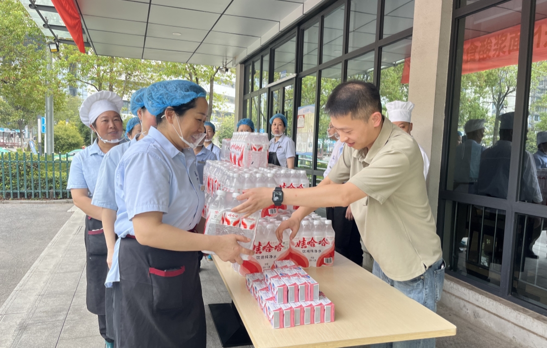 发放清凉物资_官网.jpg