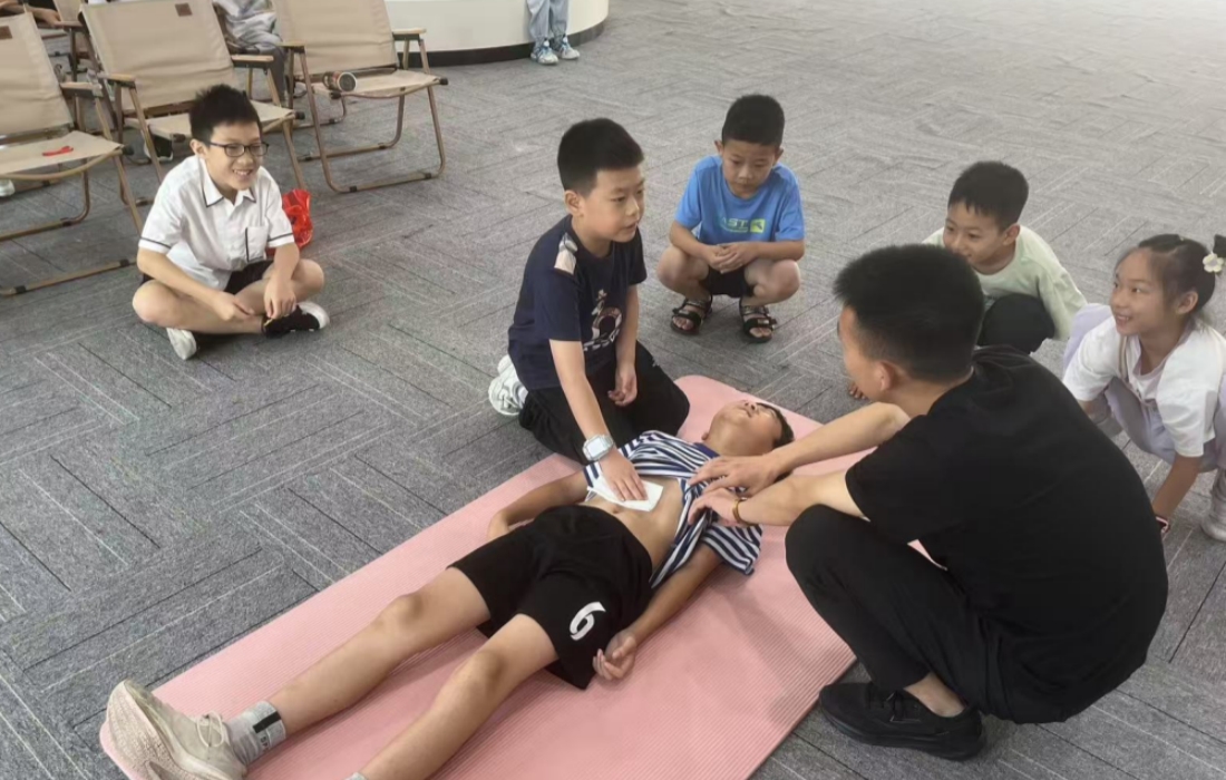 图二：专业老师教授急救方法_官网.jpg