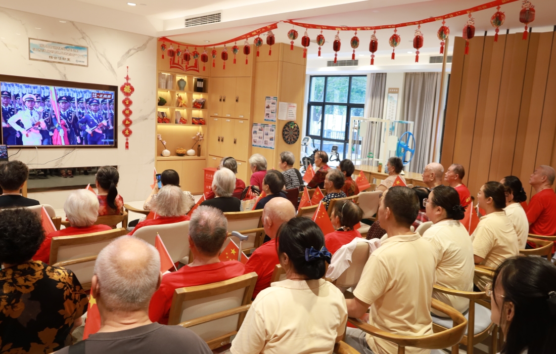 恒泰健康组织观看九三阅兵直播弘扬伟大抗战精神01_官网.jpg