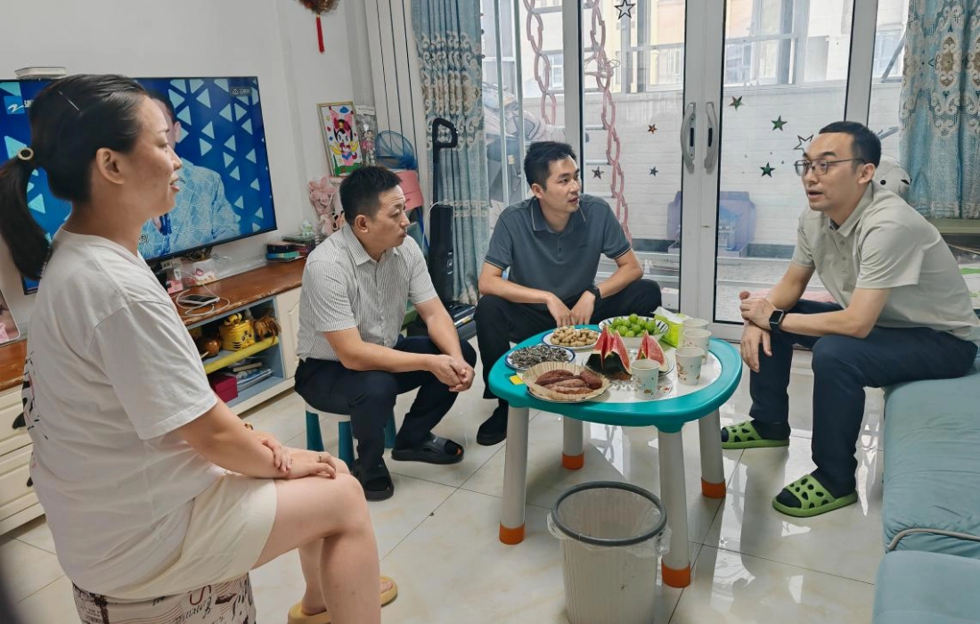 图为廉洁家访活动现场.jpg