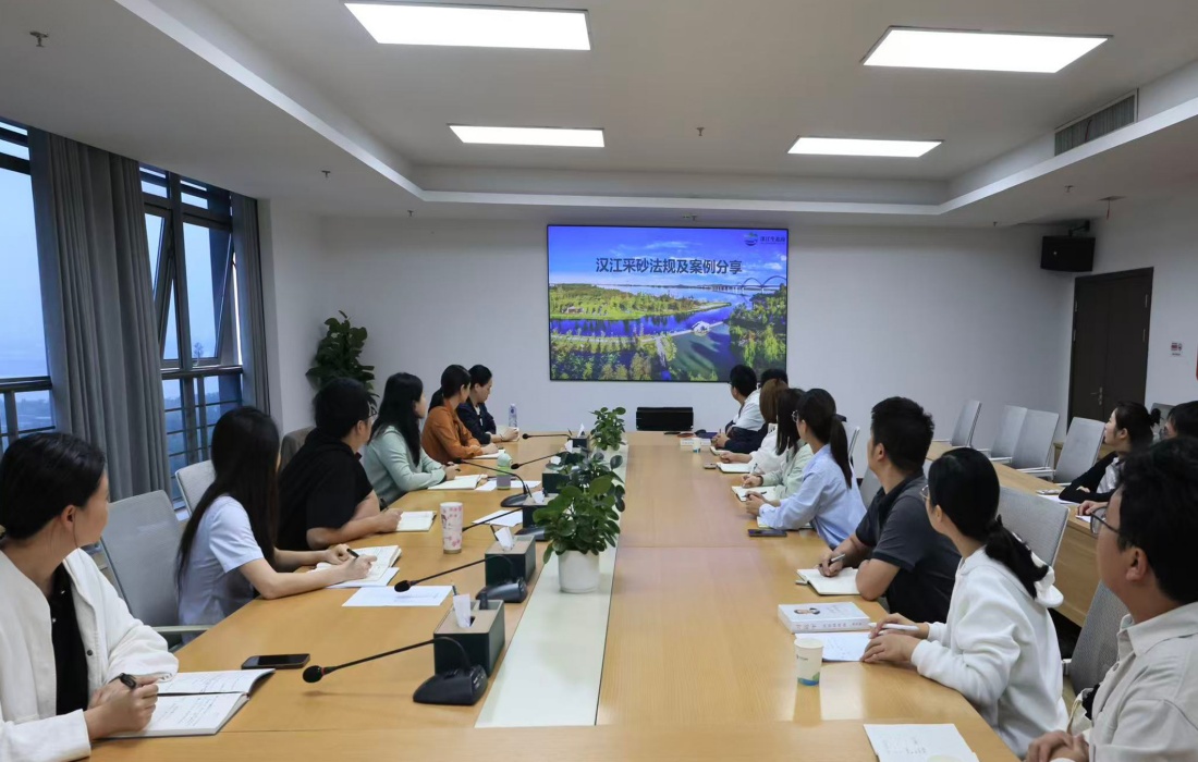 图片1.法规及合规经营培训照片1_副本.jpg