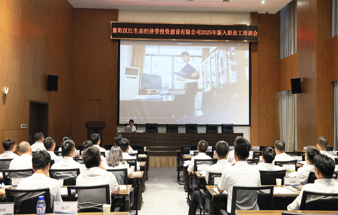 观看警示教育片照片.jpg