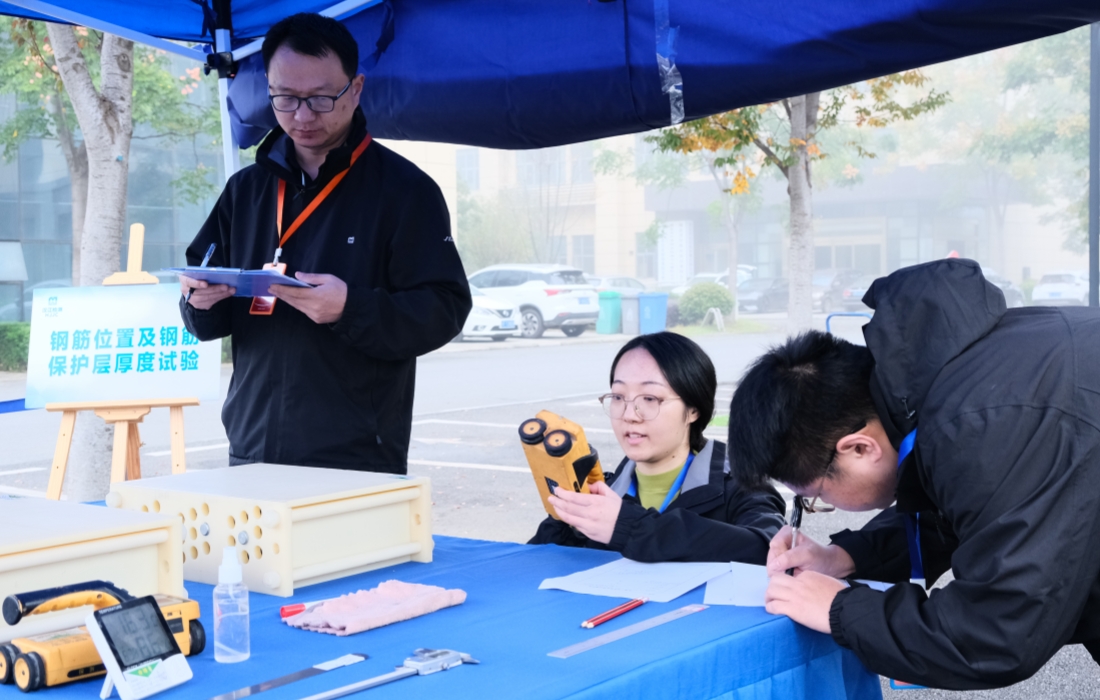 图为建设工程检测竞赛项目现场3_官网.jpg 图为建设工程检测竞赛项目现场3_官网.jpg